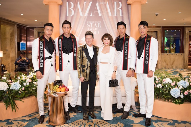 Ôn Bích Hà khoe vòng 1 gợi cảm ở Sài Gòn, sánh vai dàn trai đẹp Mister Vietnam - ảnh 10