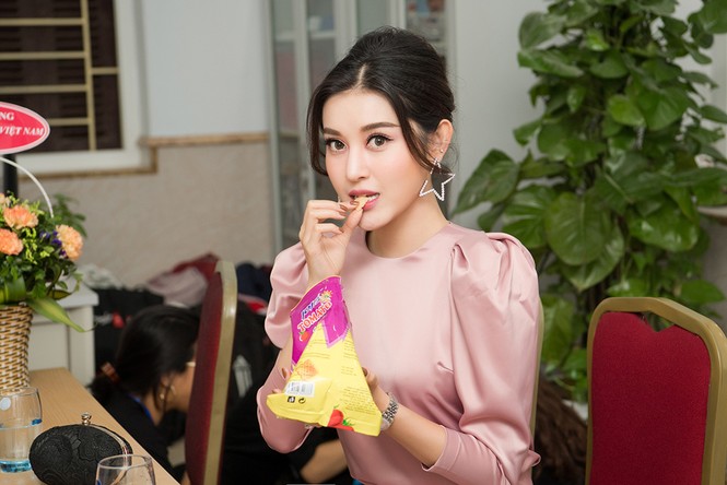 Á hậu Huyền My đẹp đôi bên Hồng Đăng trên ghế giám khảo - ảnh 5