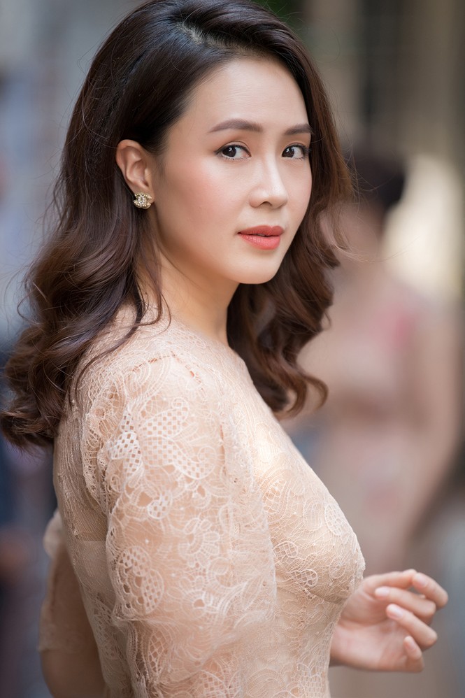 Hồng Diễm 'Hoa hồng trên ngực trái' mặc đầm ren xinh đẹp, hội ngộ Công Lý - ảnh 2