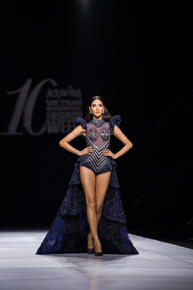 Hết cưỡi ngựa, H'Hen Niê lại ngồi mô-tô 'khủng' làm náo loạn sàn catwalk - ảnh 10