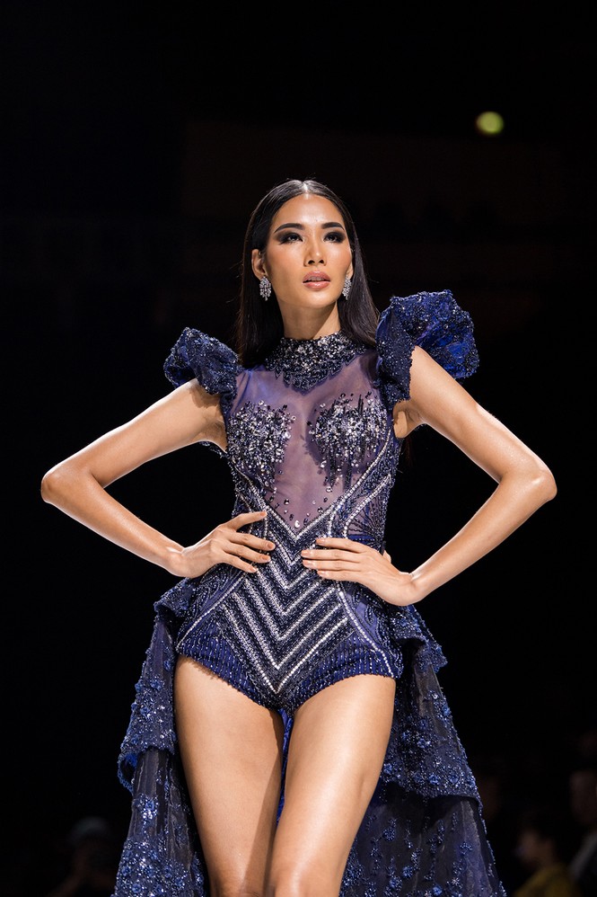 Hết cưỡi ngựa, H'Hen Niê lại ngồi mô-tô 'khủng' làm náo loạn sàn catwalk - ảnh 11