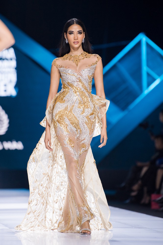 Hết cưỡi ngựa, H'Hen Niê lại ngồi mô-tô 'khủng' làm náo loạn sàn catwalk - ảnh 12