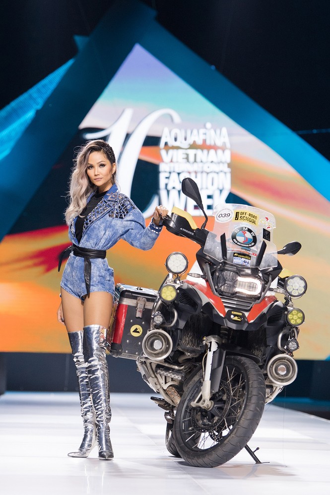 Hết cưỡi ngựa, H'Hen Niê lại ngồi mô-tô 'khủng' làm náo loạn sàn catwalk - ảnh 2