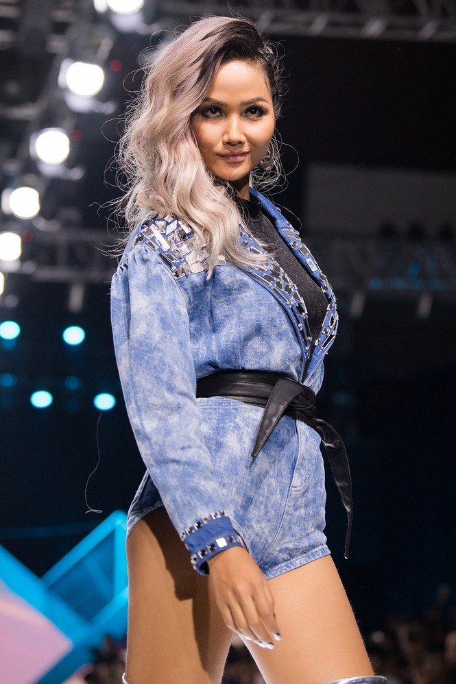 Hết cưỡi ngựa, H'Hen Niê lại ngồi mô-tô 'khủng' làm náo loạn sàn catwalk - ảnh 5