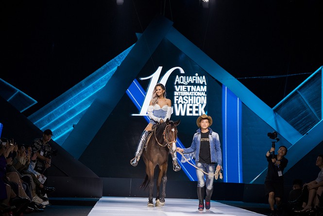 Hết cưỡi ngựa, H'Hen Niê lại ngồi mô-tô 'khủng' làm náo loạn sàn catwalk - ảnh 6