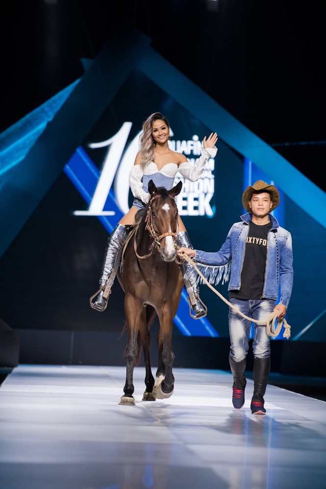 Hết cưỡi ngựa, H'Hen Niê lại ngồi mô-tô 'khủng' làm náo loạn sàn catwalk - ảnh 7