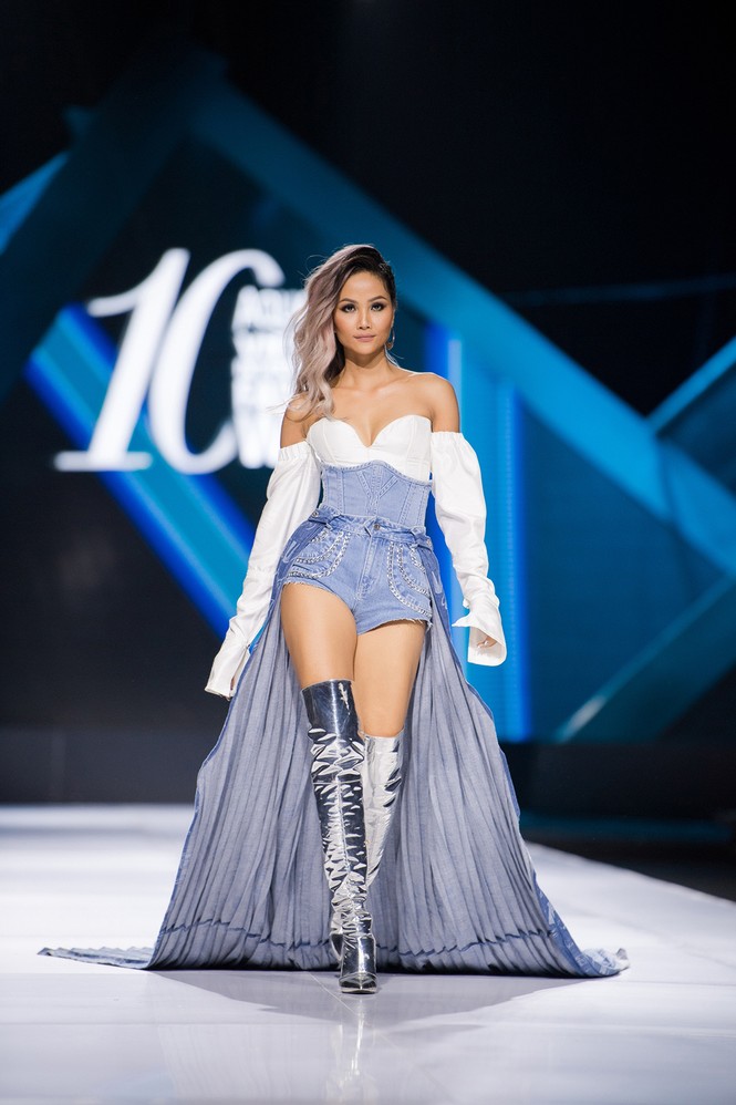 Hết cưỡi ngựa, H'Hen Niê lại ngồi mô-tô 'khủng' làm náo loạn sàn catwalk - ảnh 9
