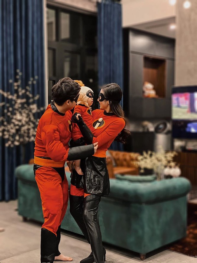 Mừng Halloween, Hoàng Thuỳ 'chơi lớn' mặc trang phục dân tộc bằng lá chuối - ảnh 8