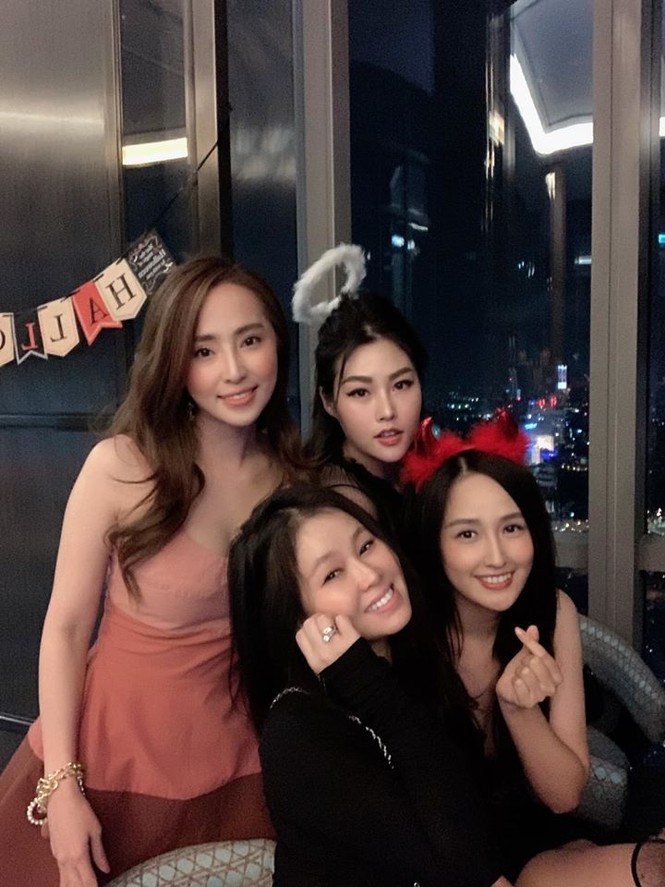 Mừng Halloween, Hoàng Thuỳ 'chơi lớn' mặc trang phục dân tộc bằng lá chuối - ảnh 7