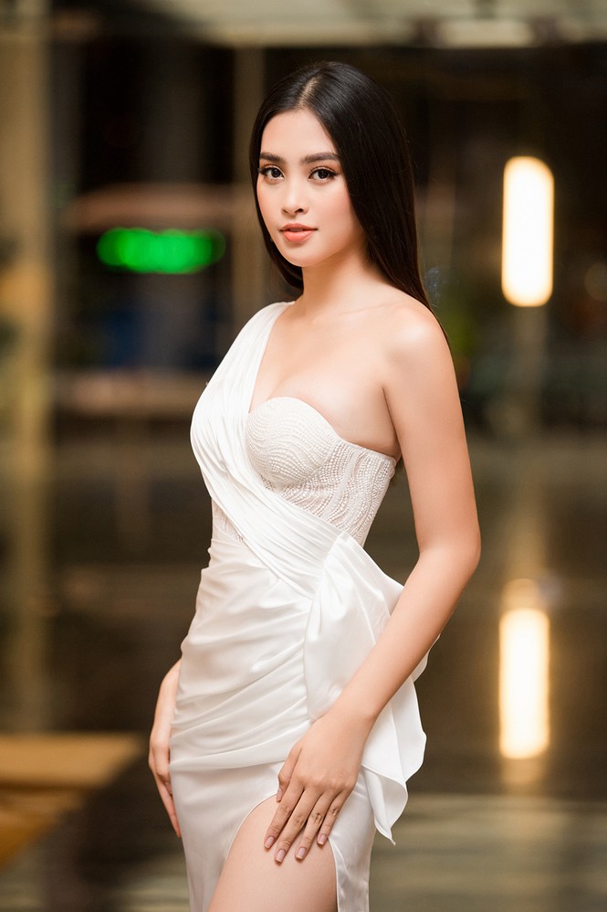 Tiểu Vy, Lương Thuỳ Linh đẹp 'bất phân thắng bại' với váy cắt xẻ gợi cảm - ảnh 2