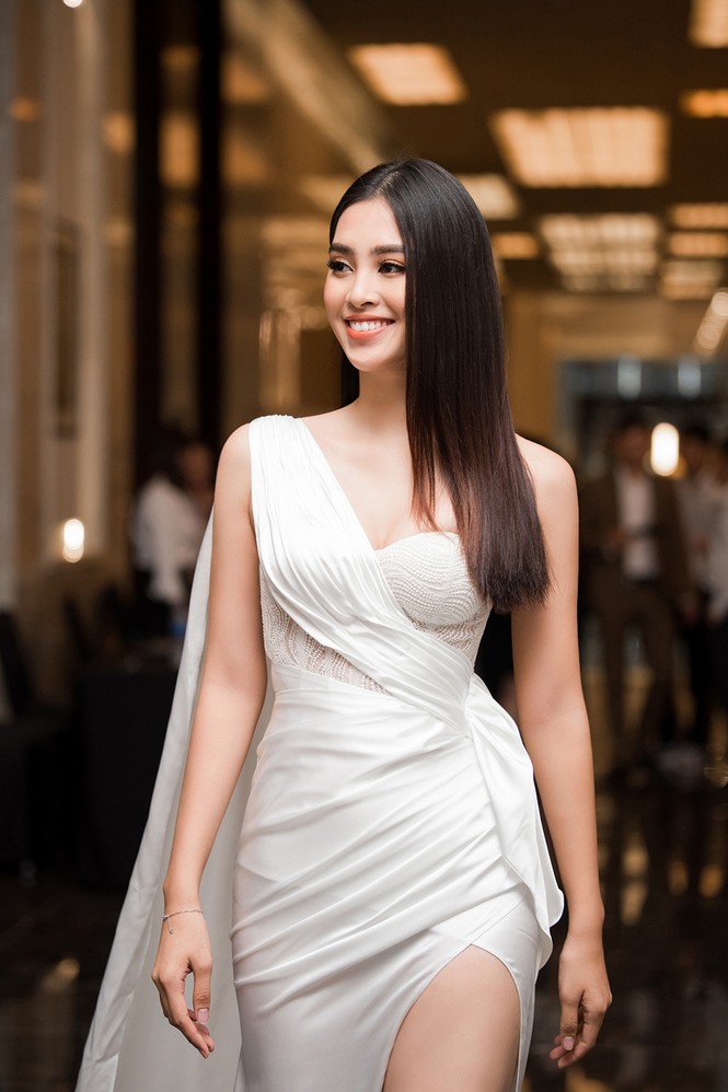 Tiểu Vy, Lương Thuỳ Linh đẹp 'bất phân thắng bại' với váy cắt xẻ gợi cảm - ảnh 3