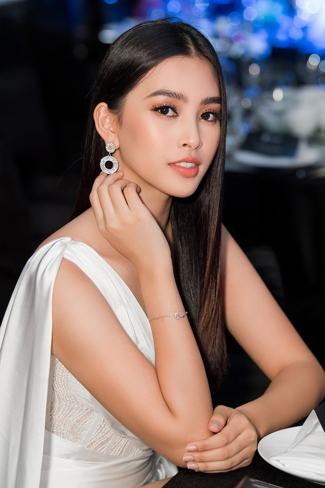 Tiểu Vy, Lương Thuỳ Linh đẹp 'bất phân thắng bại' với váy cắt xẻ gợi cảm - ảnh 4