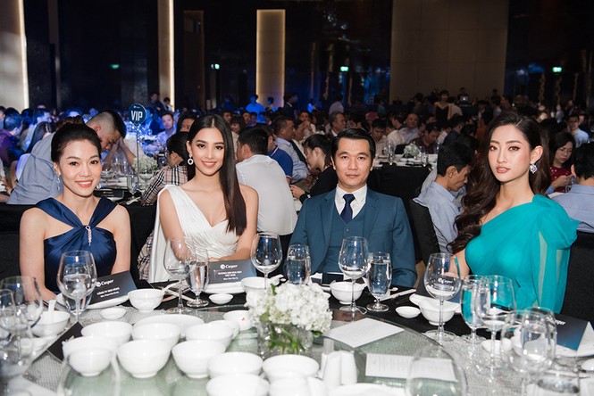 Tiểu Vy, Lương Thuỳ Linh đẹp 'bất phân thắng bại' với váy cắt xẻ gợi cảm - ảnh 12