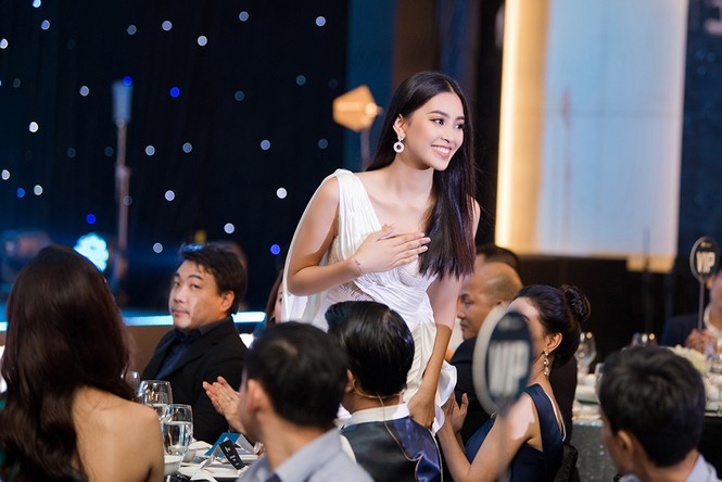 Tiểu Vy, Lương Thuỳ Linh đẹp 'bất phân thắng bại' với váy cắt xẻ gợi cảm - ảnh 5