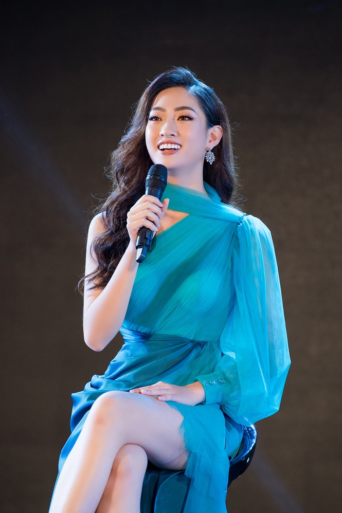 Tiểu Vy, Lương Thuỳ Linh đẹp 'bất phân thắng bại' với váy cắt xẻ gợi cảm - ảnh 11