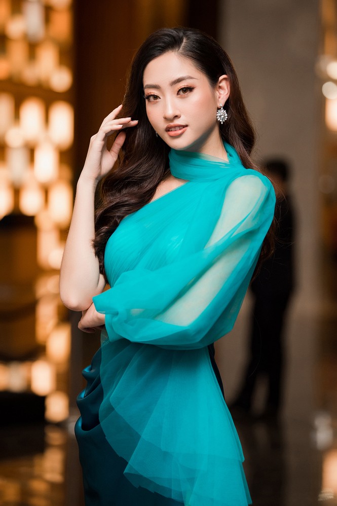 Tiểu Vy, Lương Thuỳ Linh đẹp 'bất phân thắng bại' với váy cắt xẻ gợi cảm - ảnh 9