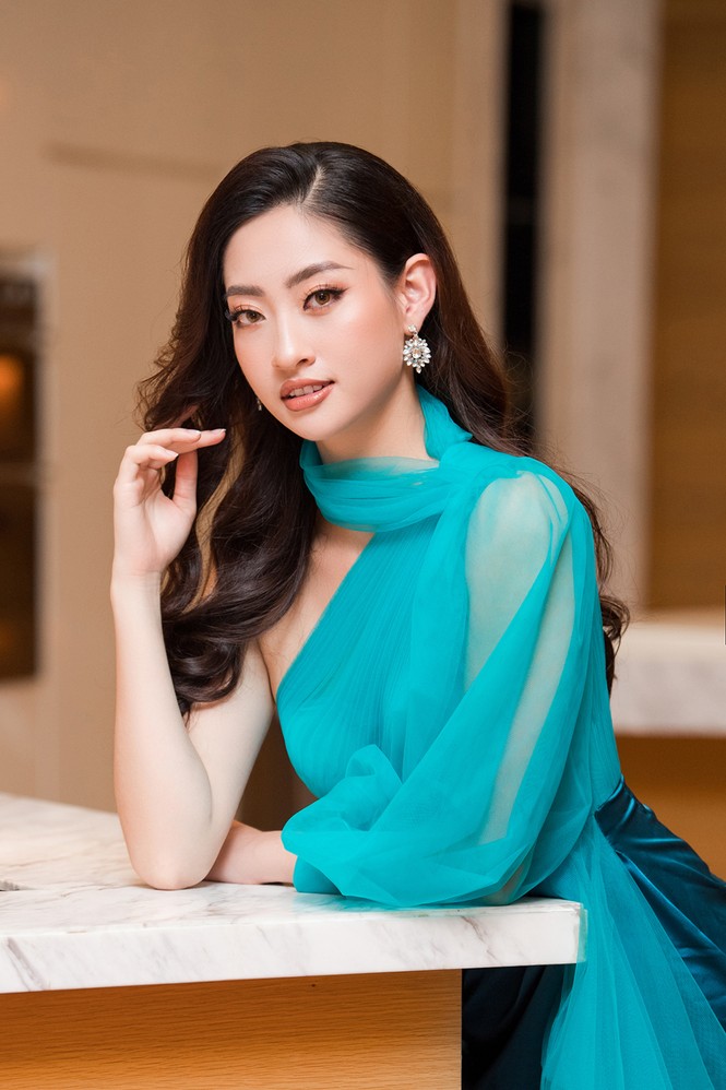 Tiểu Vy, Lương Thuỳ Linh đẹp 'bất phân thắng bại' với váy cắt xẻ gợi cảm - ảnh 7