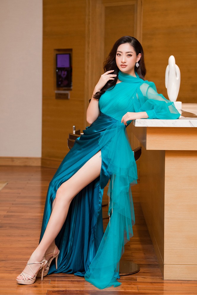 Tiểu Vy, Lương Thuỳ Linh đẹp 'bất phân thắng bại' với váy cắt xẻ gợi cảm - ảnh 8