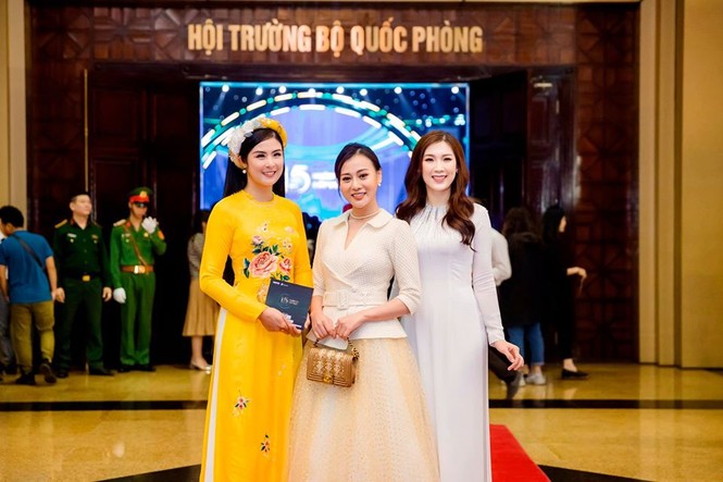 Tiểu Vy khoe eo 'con kiến' gợi cảm, Hoàng Thuỳ cá tính với vest kín bưng - ảnh 6