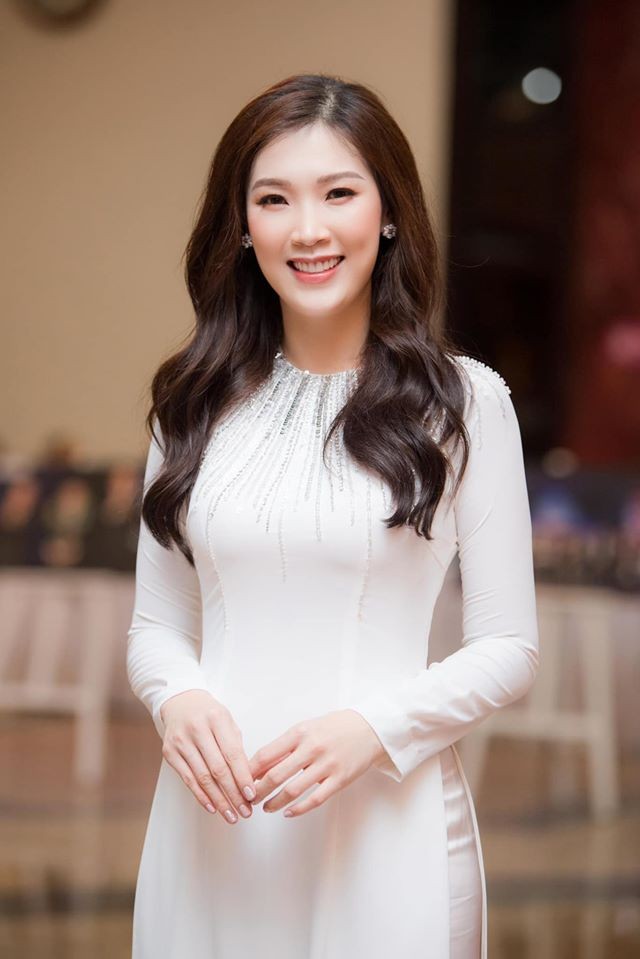 Tiểu Vy khoe eo 'con kiến' gợi cảm, Hoàng Thuỳ cá tính với vest kín bưng - ảnh 8