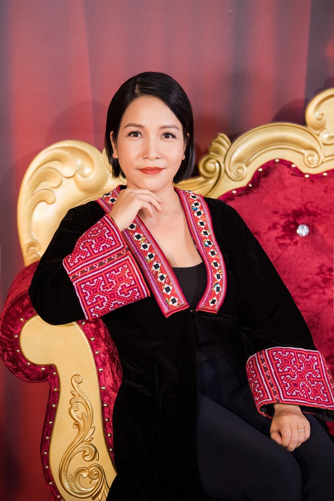 Hà Tăng diện áo dài kín bưng vẫn cuốn hút với thần thái kiêu sa 'hơn người' - ảnh 8