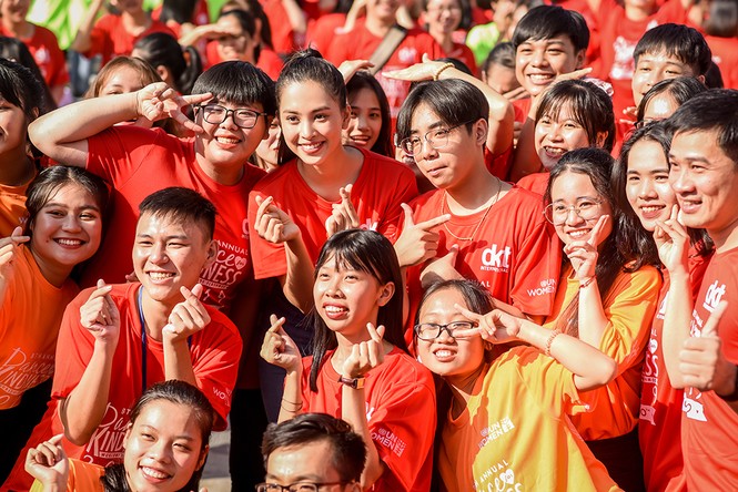 Tiểu Vy nhảy flashmob, 'sung' hết cỡ cùng hàng ngàn sinh viên ở Đà Nẵng - ảnh 7