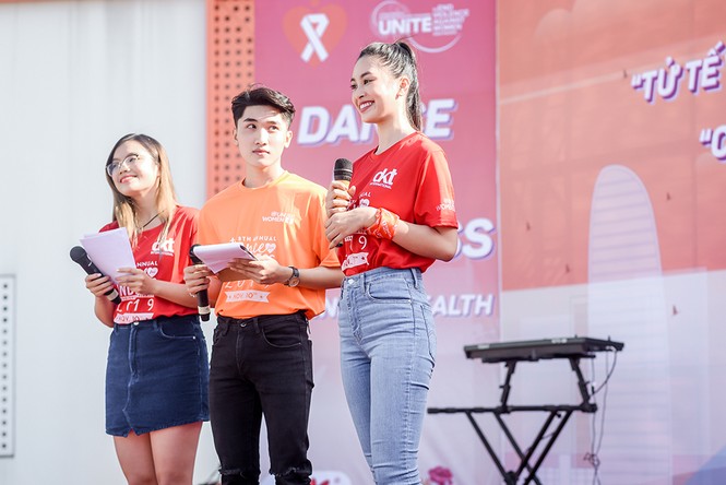 Tiểu Vy nhảy flashmob, 'sung' hết cỡ cùng hàng ngàn sinh viên ở Đà Nẵng - ảnh 4