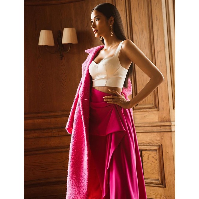 Hoàng Thuỳ mặc áo hồng nổi bật, lấn át dàn thí sinh trong ngày đầu Miss Universe - ảnh 4
