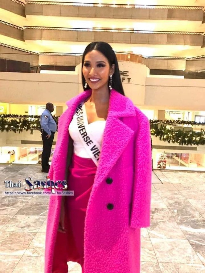 Hoàng Thuỳ mặc áo hồng nổi bật, lấn át dàn thí sinh trong ngày đầu Miss Universe - ảnh 5