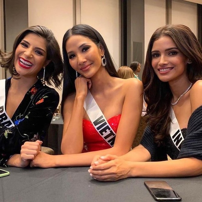 Hoàng Thuỳ mặc áo hồng nổi bật, lấn át dàn thí sinh trong ngày đầu Miss Universe - ảnh 11