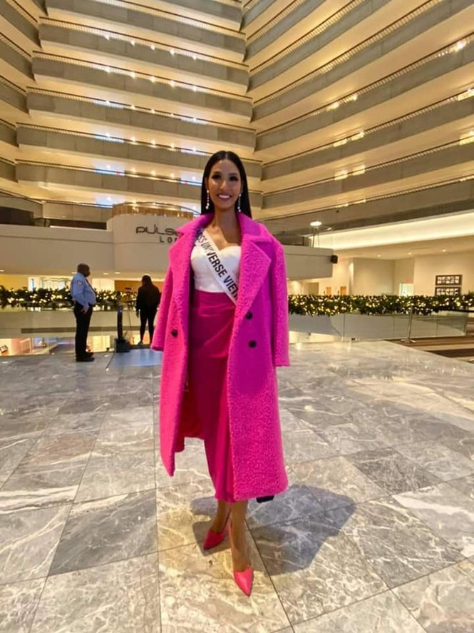 Hoàng Thuỳ mặc áo hồng nổi bật, lấn át dàn thí sinh trong ngày đầu Miss Universe - ảnh 6