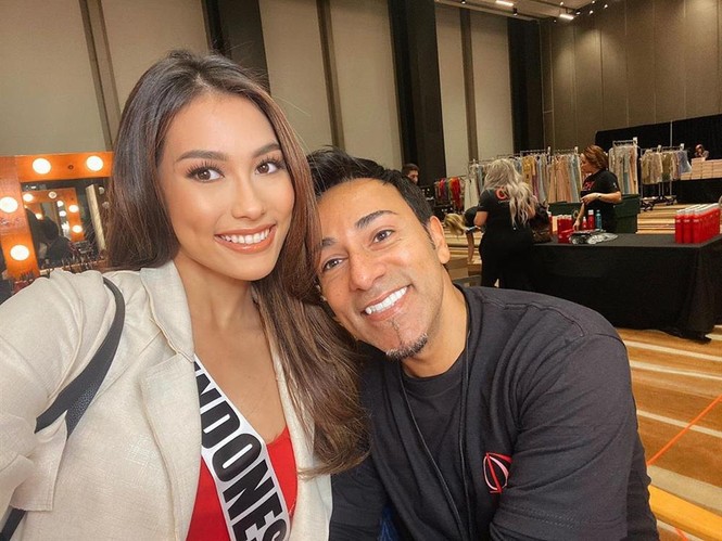 Hoàng Thuỳ mặc áo hồng nổi bật, lấn át dàn thí sinh trong ngày đầu Miss Universe - ảnh 8
