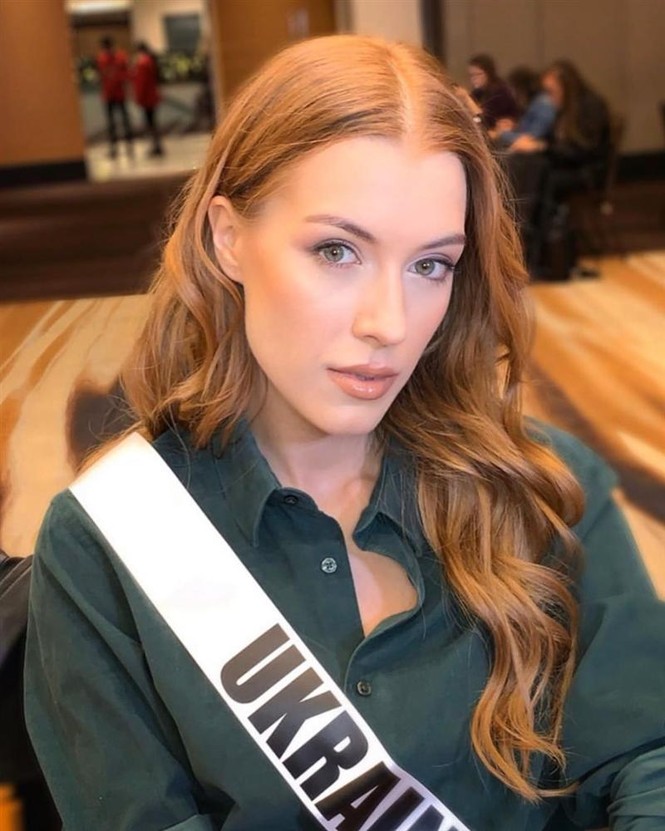 Hoàng Thuỳ mặc áo hồng nổi bật, lấn át dàn thí sinh trong ngày đầu Miss Universe - ảnh 13