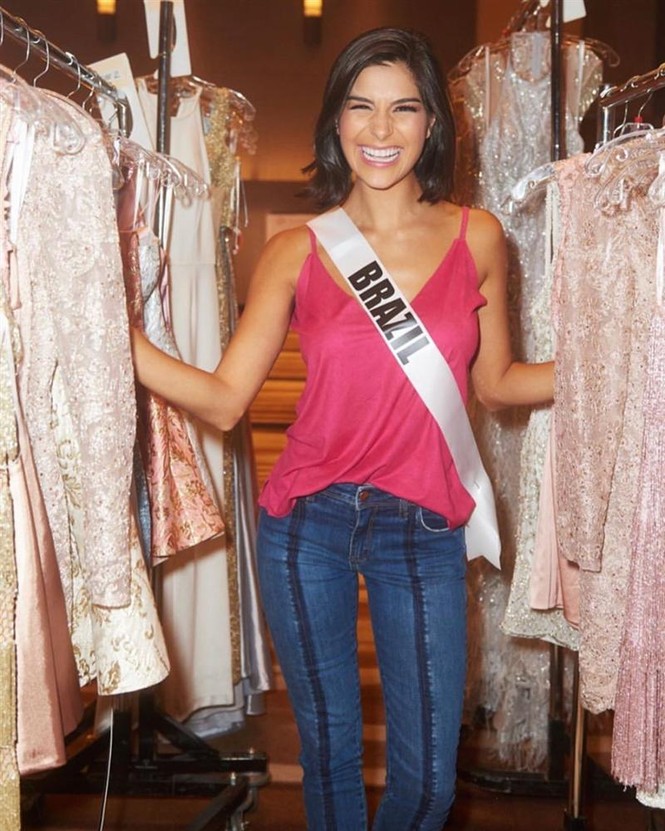 Hoàng Thuỳ mặc áo hồng nổi bật, lấn át dàn thí sinh trong ngày đầu Miss Universe - ảnh 7