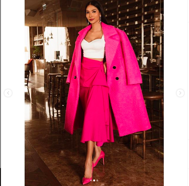 Hoàng Thuỳ mặc áo hồng nổi bật, lấn át dàn thí sinh trong ngày đầu Miss Universe - ảnh 1