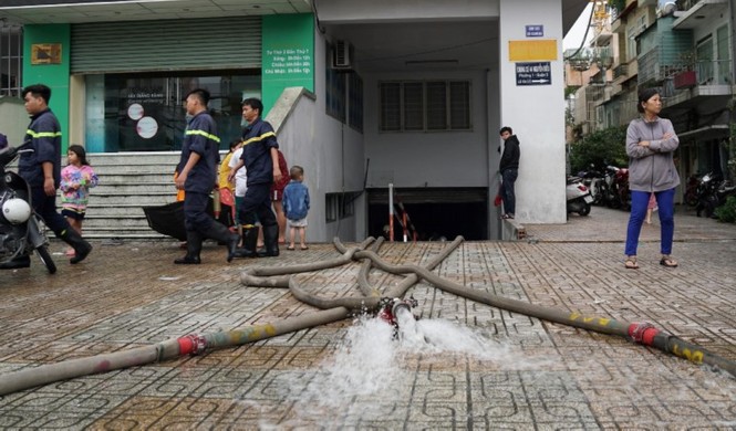 Chung cư cao cấp 'thất thủ' trước cơn mưa lịch sử - ảnh 2