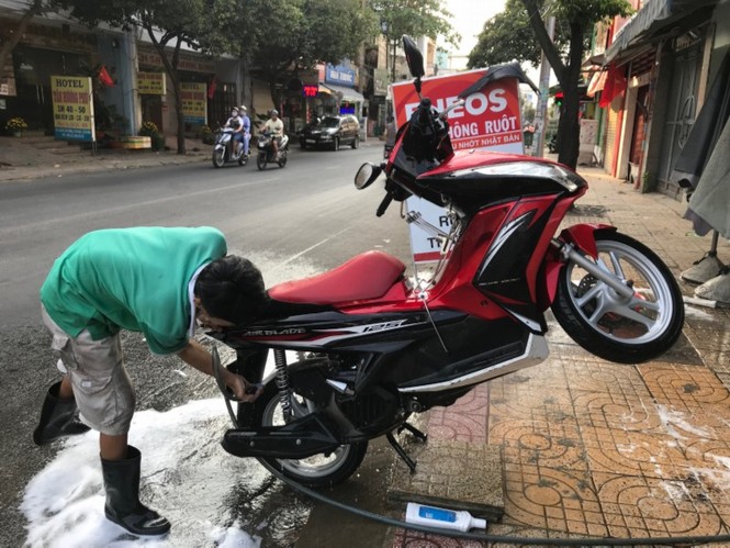 Chen chúc đưa xe đi… “tắm rửa, gội đầu” - ảnh 1