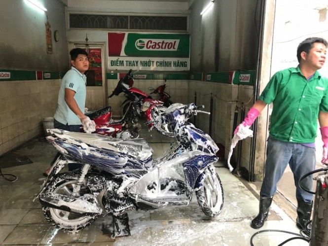 Chen chúc đưa xe đi… “tắm rửa, gội đầu” - ảnh 4