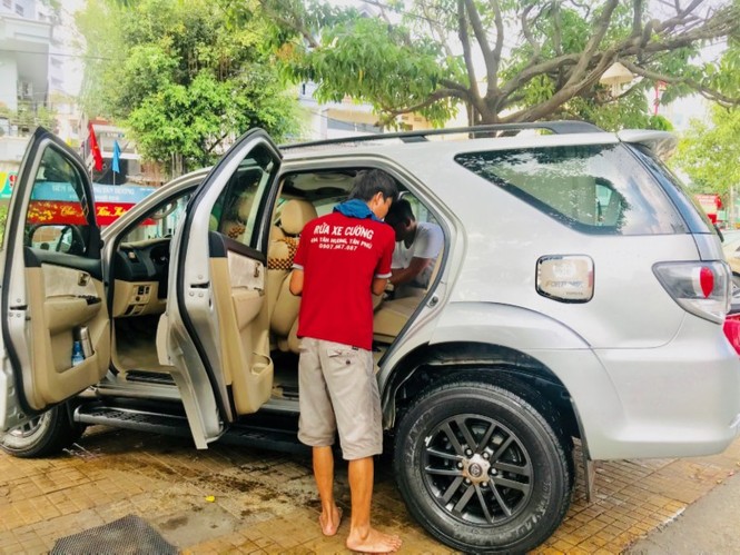 Chen chúc đưa xe đi… “tắm rửa, gội đầu” - ảnh 7