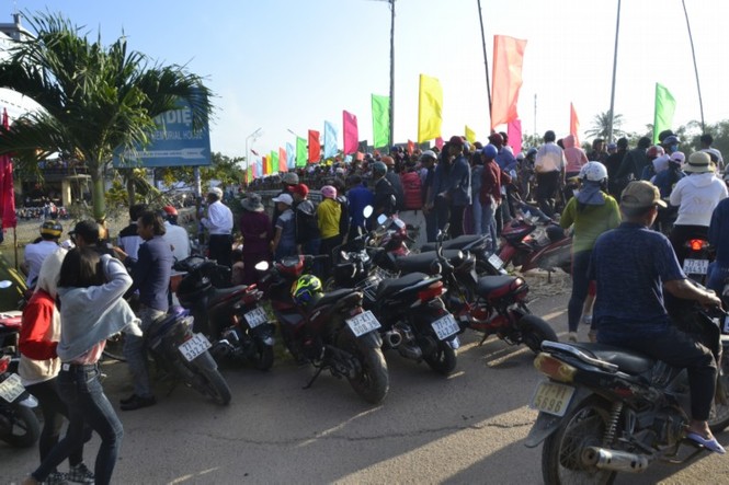 Chen chân xem Lễ hội đua thuyền - ảnh 1