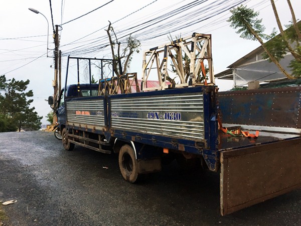 3 người thương vong khi bốc dỡ vật liệu xây dựng - ảnh 1