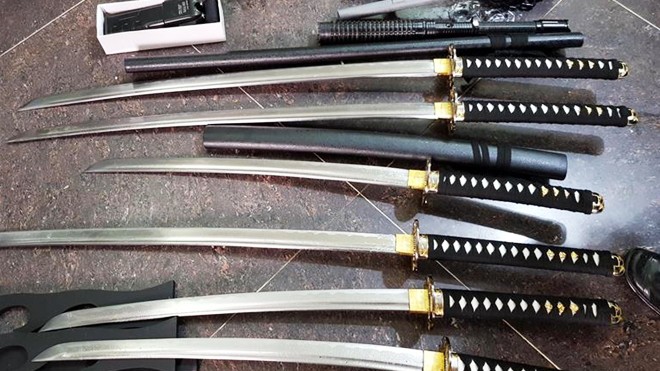 Rợn người 'kho vũ khí' la liệt súng, kiếm ở Đà Lạt - ảnh 1