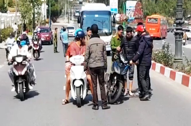 Bắt 2 đối tượng cướp túi khách nước ngoài ở Đà Lạt - ảnh 1