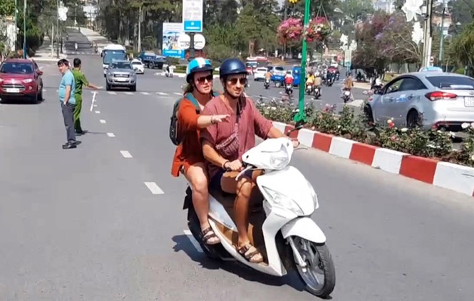 Bắt 2 đối tượng cướp túi khách nước ngoài ở Đà Lạt - ảnh 2