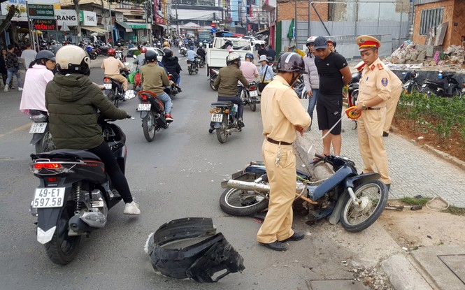 9X nghi 'ngáo đá' lái ô tô gây tai nạn liên hoàn, 3 người bị thương - ảnh 2