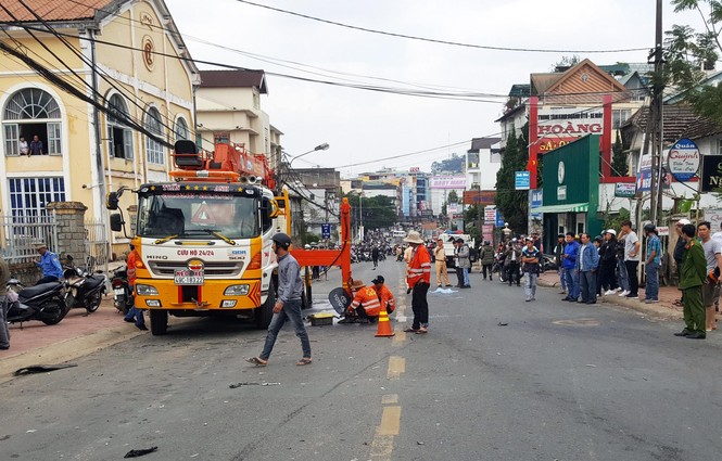 9X nghi 'ngáo đá' lái ô tô gây tai nạn liên hoàn, 3 người bị thương - ảnh 4