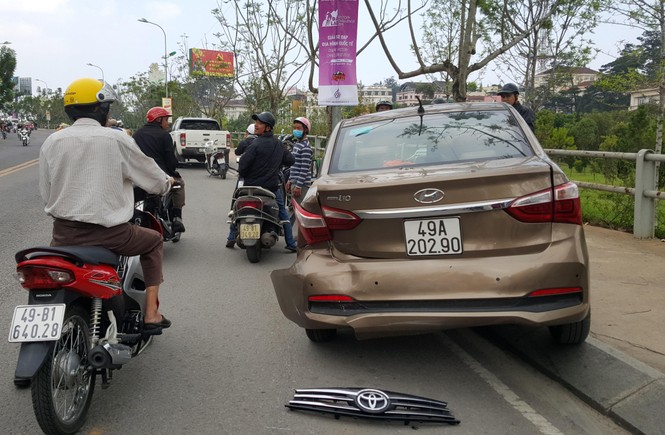9X nghi 'ngáo đá' lái ô tô gây tai nạn liên hoàn, 3 người bị thương - ảnh 1