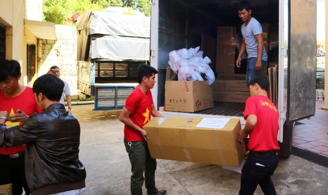 Tặng hoa và đặc sản Đà Lạt cho các chiến sĩ Trường Sa, nhà giàn DK1 - ảnh 2
