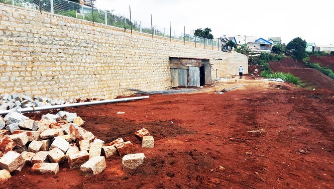 Dùng xe cơ giới san ủi, phân lô đất nông nghiệp trái phép tại Đà Lạt - ảnh 1