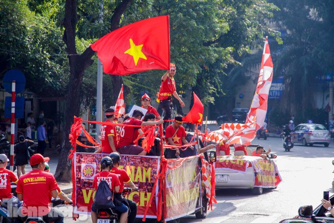 CĐV đốt pháo sáng, diễu hành trước trận Việt Nam - Philippines - ảnh 10